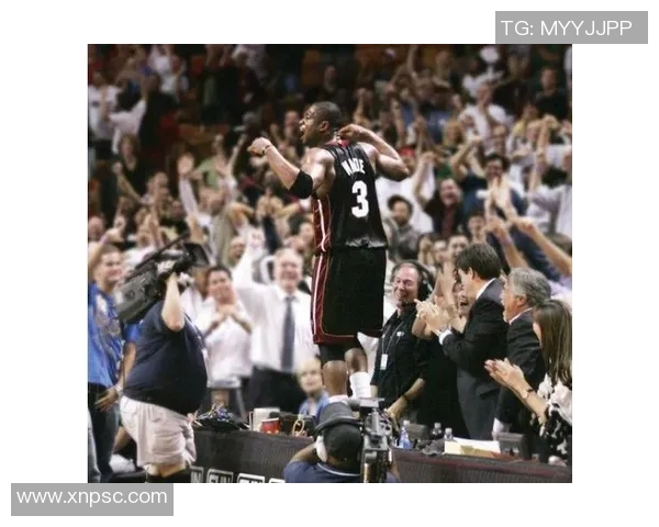 韦德带领热火对决公牛展现传奇球技与团队精神的经典对抗 韦德带领热火对决公牛展现传奇球技与团队精神的经典对抗